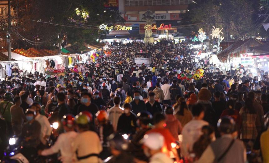 Nguy cơ bùng dịch lớn khi khách đến Đà Lạt tăng ngoài dự kiến-1