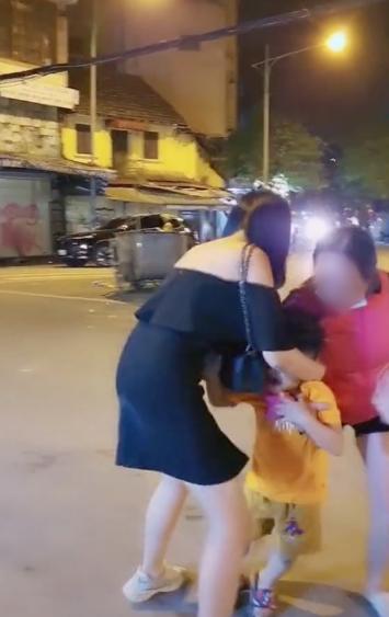 Xót xa đứa trẻ gào khóc gọi mẹ bị bà nội bắt về vì bố mẹ ly hôn-2