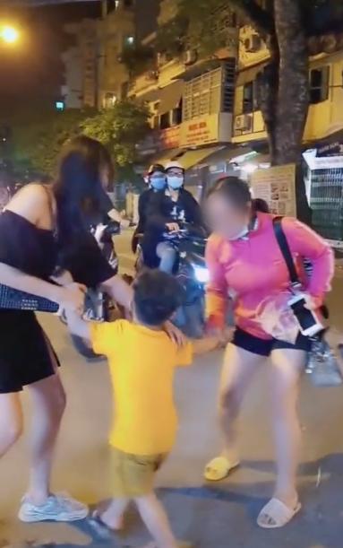 Xót xa đứa trẻ gào khóc gọi mẹ bị bà nội bắt về vì bố mẹ ly hôn-1