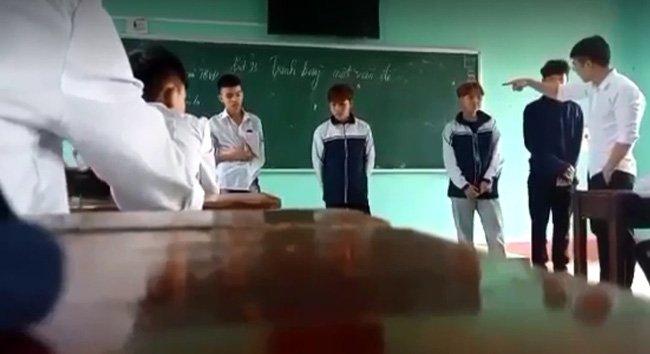 Thầy giáo tung liên hoàn cước, chửi học sinh vì mặc quần bò, nhuộm tóc-3