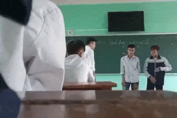Thầy giáo tung 'liên hoàn cước', chửi học sinh vì mặc quần bò, nhuộm tóc