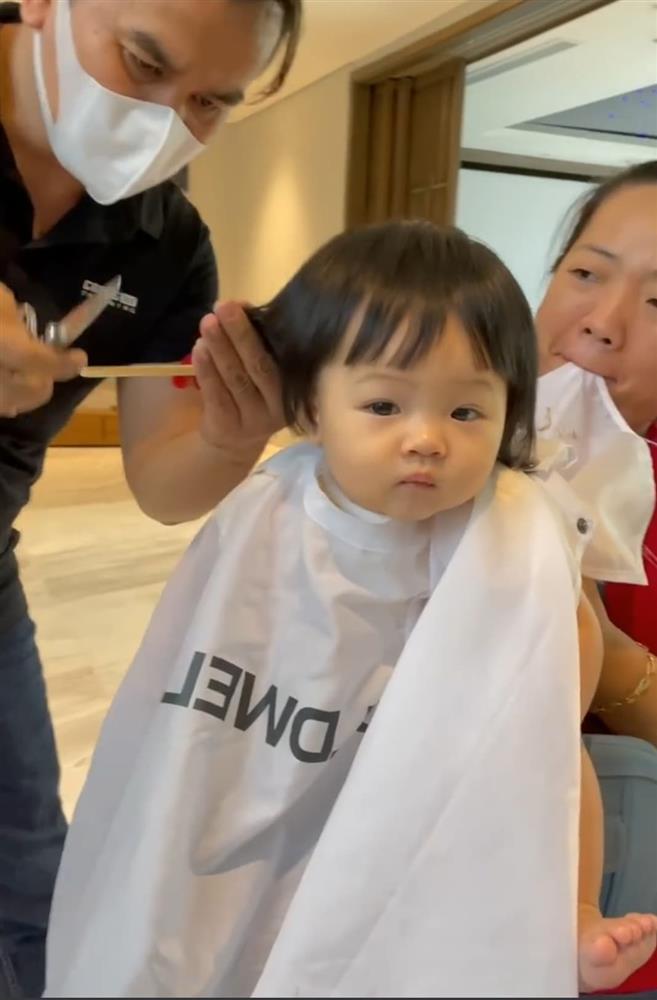 Nét mặt cực kute của con gái Cường Đô La khi cắt tóc tại gia-1