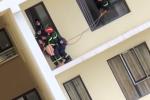 Clip: Cảnh sát giải cứu cô gái định nhảy tầng 18 chung cư Era Town, TP HCM