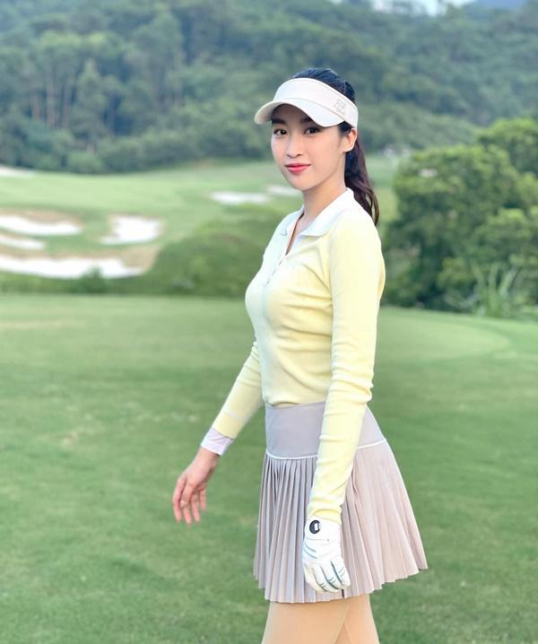 Đỗ Mỹ Linh đi đánh golf, bắt đầu tiếp cận môn thể thao của giới nhà giàu.