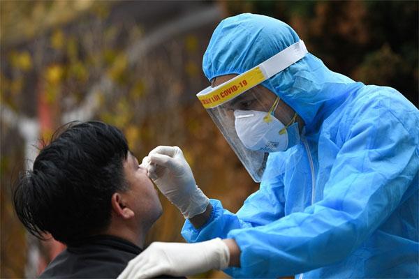 Du khách giảm một nửa nhưng biển Vũng Tàu vẫn ken đặc người chiều 2/5-16