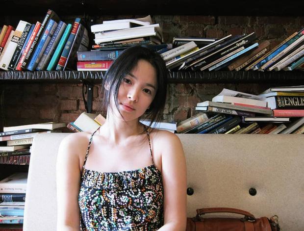 Song Hye Kyo và loạt pha diện đồ 2 dây khoe vòng 1 trễ nải-8