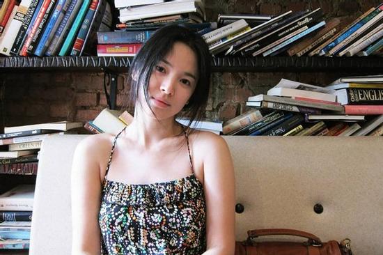 Song Hye Kyo và loạt pha diện đồ 2 dây khoe vòng 1 trễ nải