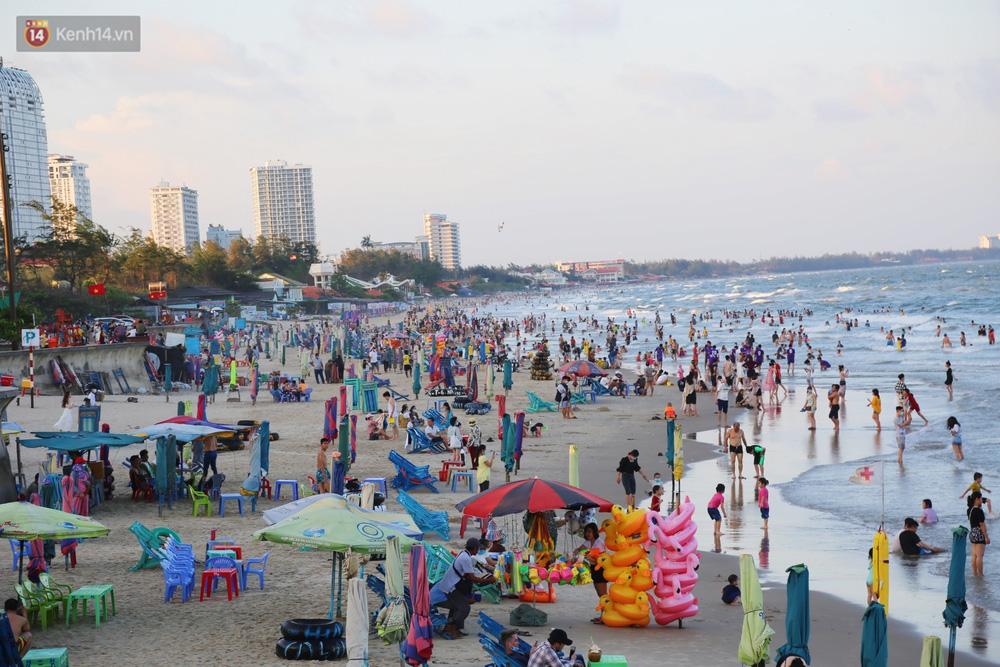 Du khách giảm một nửa nhưng biển Vũng Tàu vẫn ken đặc người chiều 2/5-1
