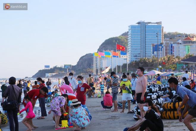 Du khách giảm một nửa nhưng biển Vũng Tàu vẫn ken đặc người chiều 2/5-2