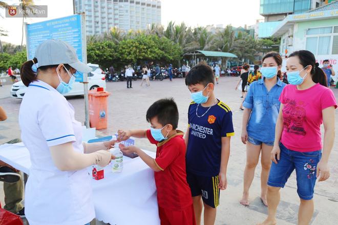 Du khách giảm một nửa nhưng biển Vũng Tàu vẫn ken đặc người chiều 2/5-4