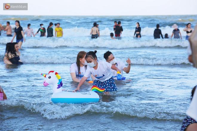 Du khách giảm một nửa nhưng biển Vũng Tàu vẫn ken đặc người chiều 2/5-5