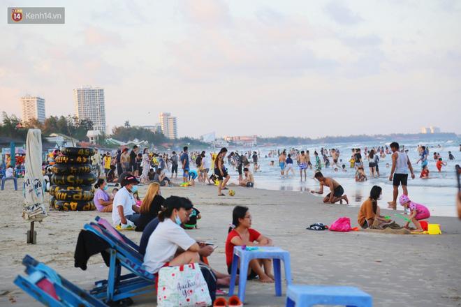 Du khách giảm một nửa nhưng biển Vũng Tàu vẫn ken đặc người chiều 2/5-10