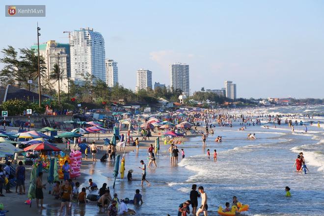 Du khách giảm một nửa nhưng biển Vũng Tàu vẫn ken đặc người chiều 2/5-6