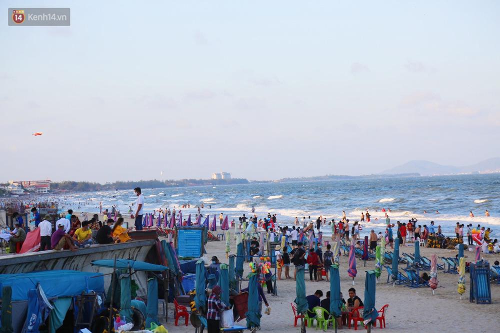 Du khách giảm một nửa nhưng biển Vũng Tàu vẫn ken đặc người chiều 2/5-7