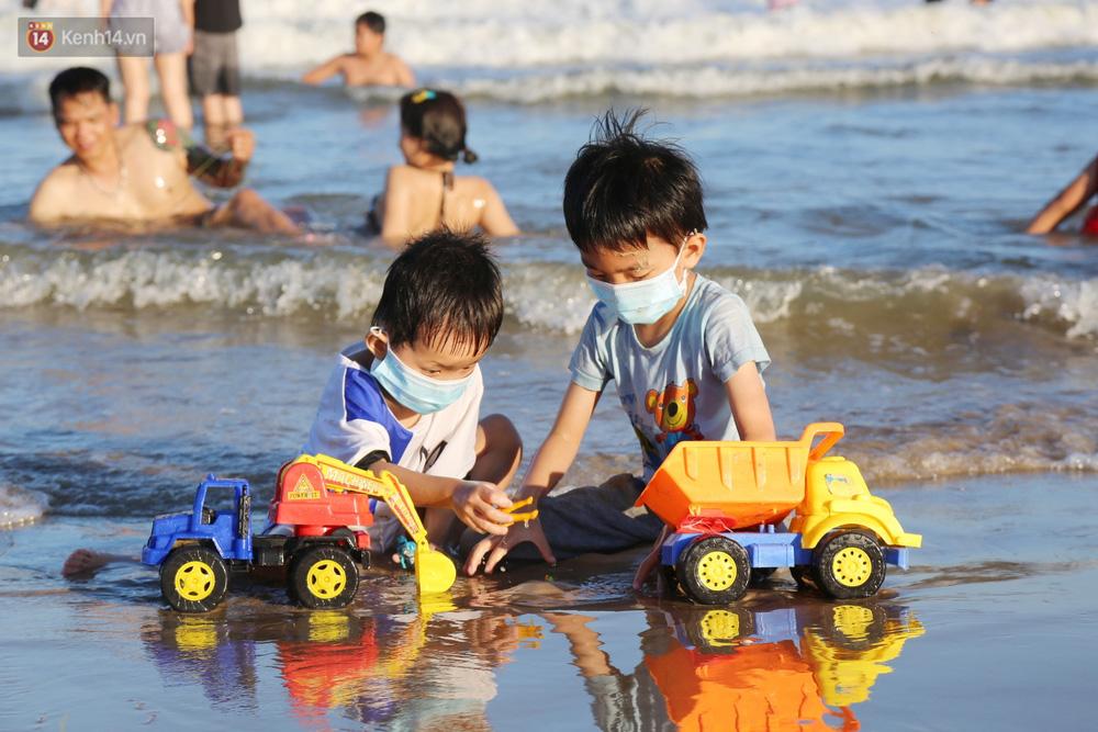 Du khách giảm một nửa nhưng biển Vũng Tàu vẫn ken đặc người chiều 2/5-8