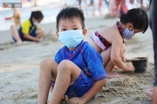 Du khách giảm một nửa nhưng biển Vũng Tàu vẫn ken đặc người chiều 2/5-9