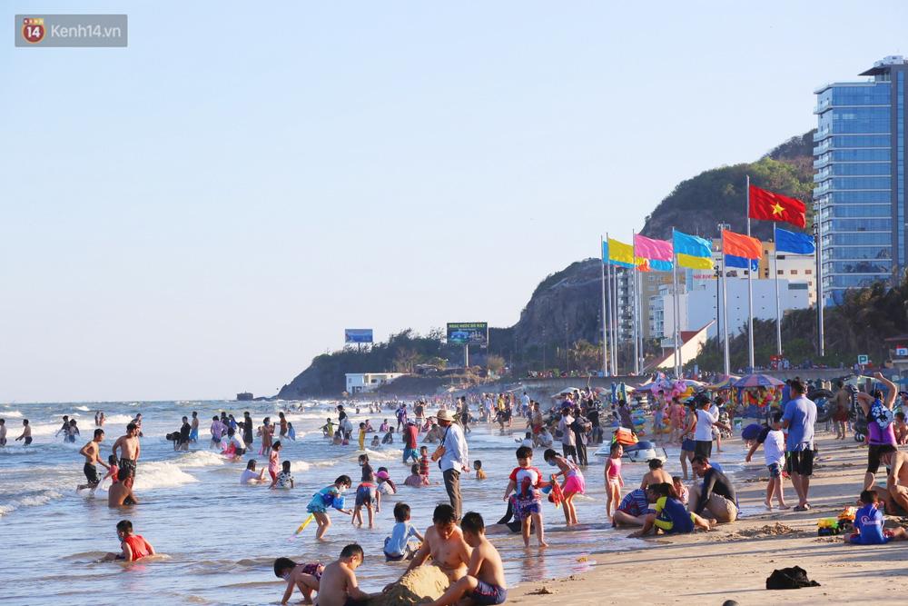 Du khách giảm một nửa nhưng biển Vũng Tàu vẫn ken đặc người chiều 2/5-11