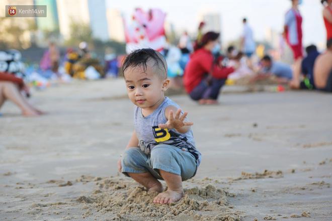 Du khách giảm một nửa nhưng biển Vũng Tàu vẫn ken đặc người chiều 2/5-12