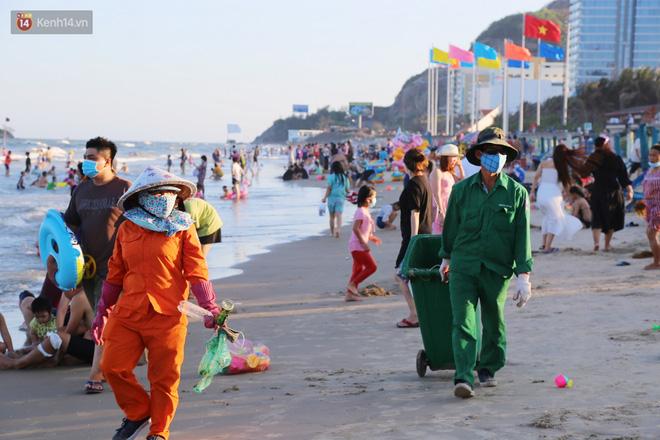 Du khách giảm một nửa nhưng biển Vũng Tàu vẫn ken đặc người chiều 2/5-13