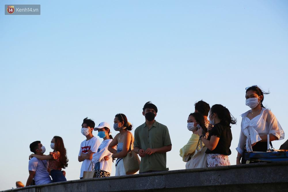 Du khách giảm một nửa nhưng biển Vũng Tàu vẫn ken đặc người chiều 2/5-14