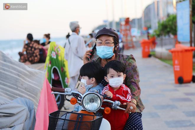 Du khách giảm một nửa nhưng biển Vũng Tàu vẫn ken đặc người chiều 2/5-15