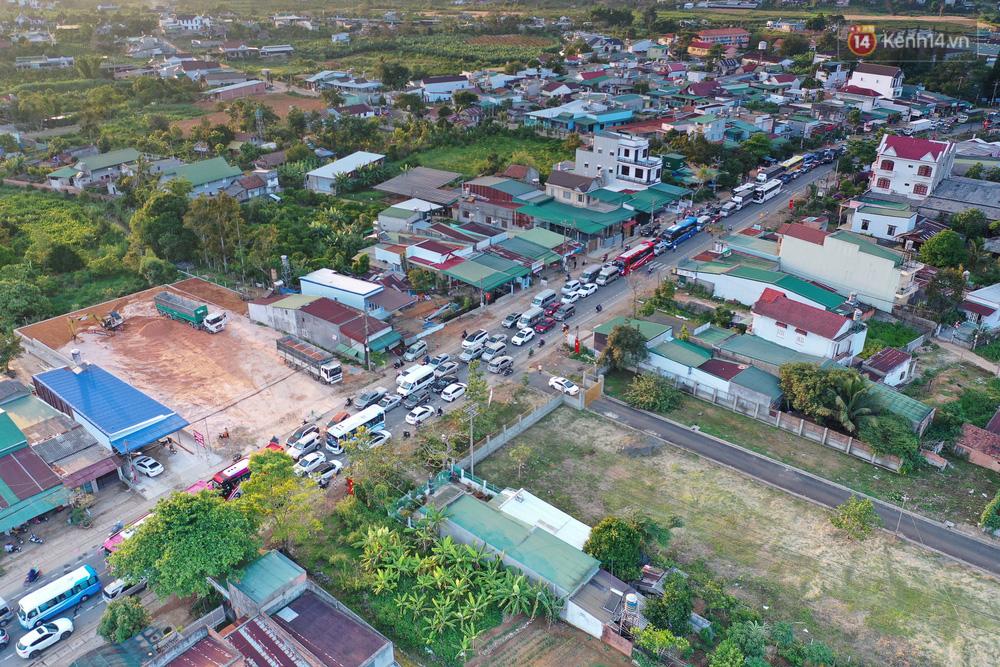 Sợ kẹt xe, du khách ùn ùn rời Đà Lạt sớm, đèo Bảo Lộc lại tắc cứng không lối thoát-2