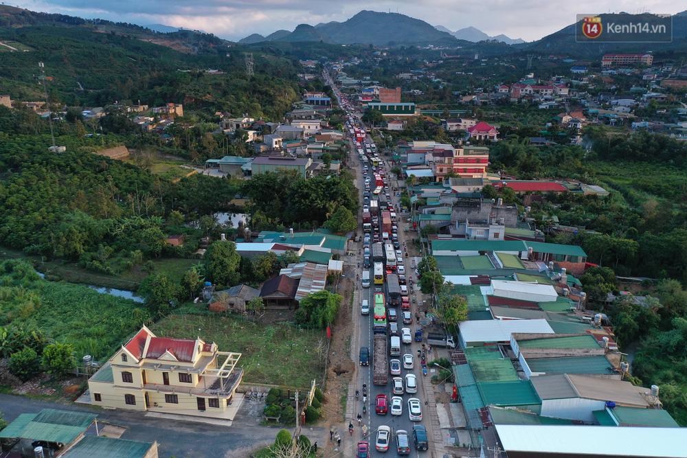 Sợ kẹt xe, du khách ùn ùn rời Đà Lạt sớm, đèo Bảo Lộc lại tắc cứng không lối thoát-4