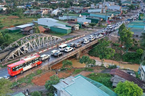 Sợ kẹt xe, du khách ùn ùn rời Đà Lạt sớm, đèo Bảo Lộc lại tắc cứng không lối thoát