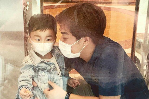 Hòa Minzy nhớ nhung khoe ảnh chồng con
