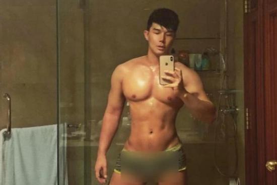 Đăng ảnh chỉ mặc độc quần lót để lộ phần nhạy cảm, Nathan Lee gây tranh cãi dữ dội