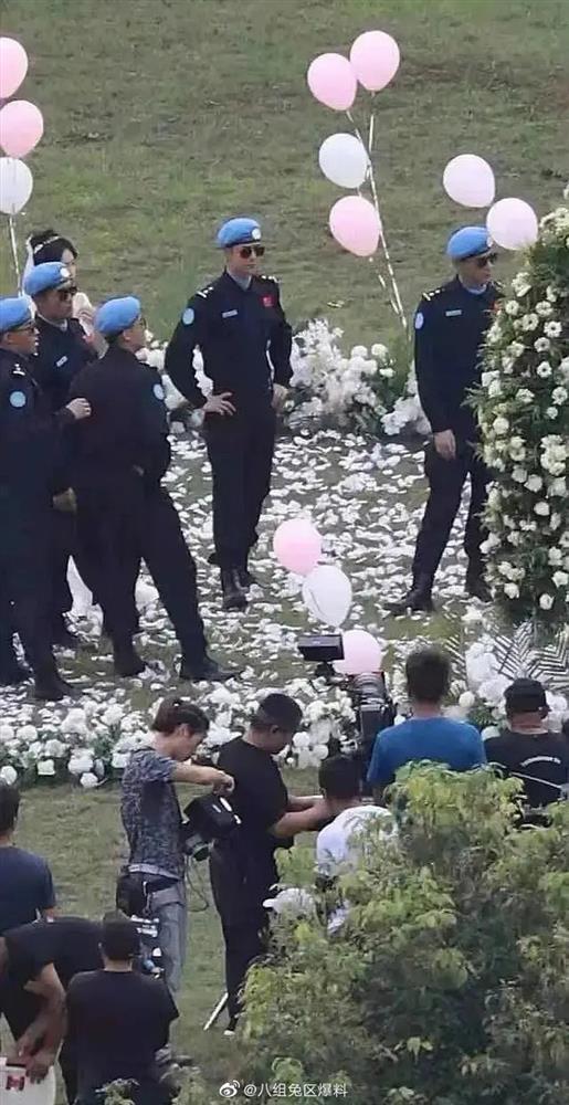 Chơi bóng chưa đủ, Vương Nhất Bác còn hẹn Trương Triết Hạn - Hoàng Cảnh Du làm phù rể ở phim mới-1