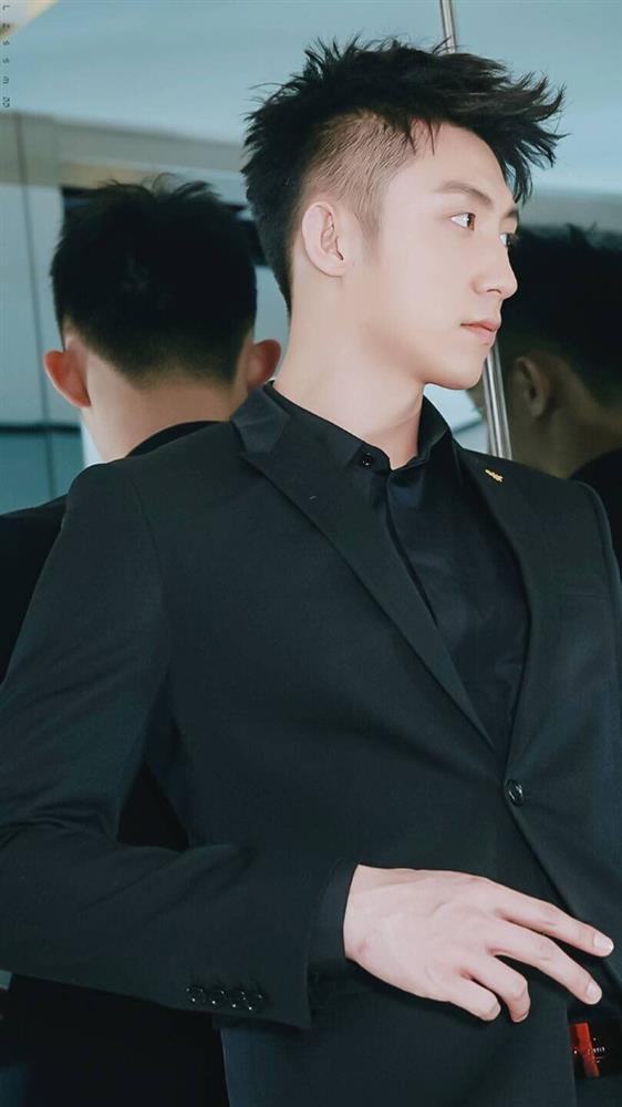 Chơi bóng chưa đủ, Vương Nhất Bác còn hẹn Trương Triết Hạn - Hoàng Cảnh Du làm phù rể ở phim mới-4