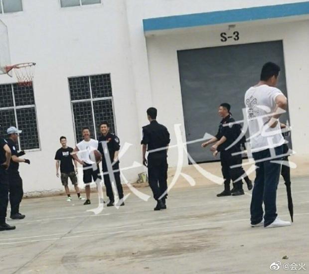 Chơi bóng chưa đủ, Vương Nhất Bác còn hẹn Trương Triết Hạn - Hoàng Cảnh Du làm phù rể ở phim mới-7