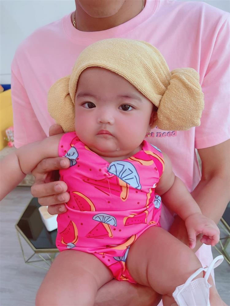 Bị mẹ phạt, con gái Mạc Văn Khoa gây cười với gương mặt ngây thơ vô số tội-4