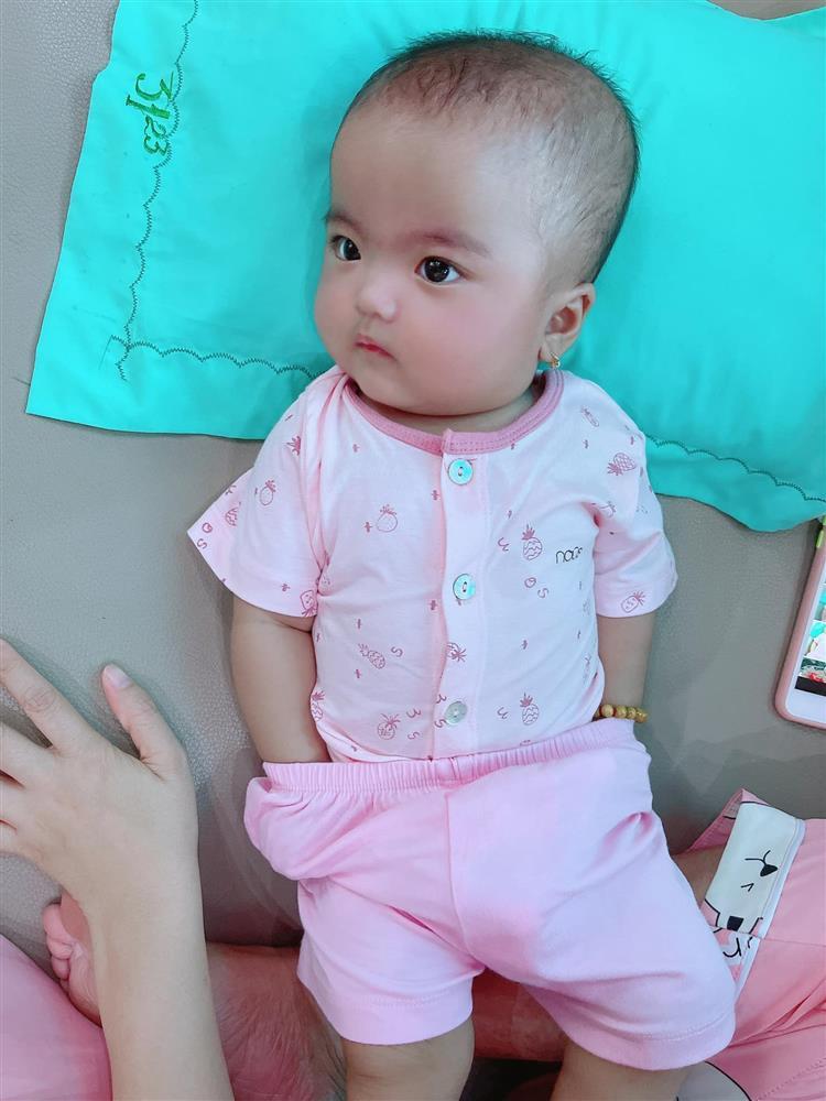 Bị mẹ phạt, con gái Mạc Văn Khoa gây cười với gương mặt ngây thơ vô số tội-1