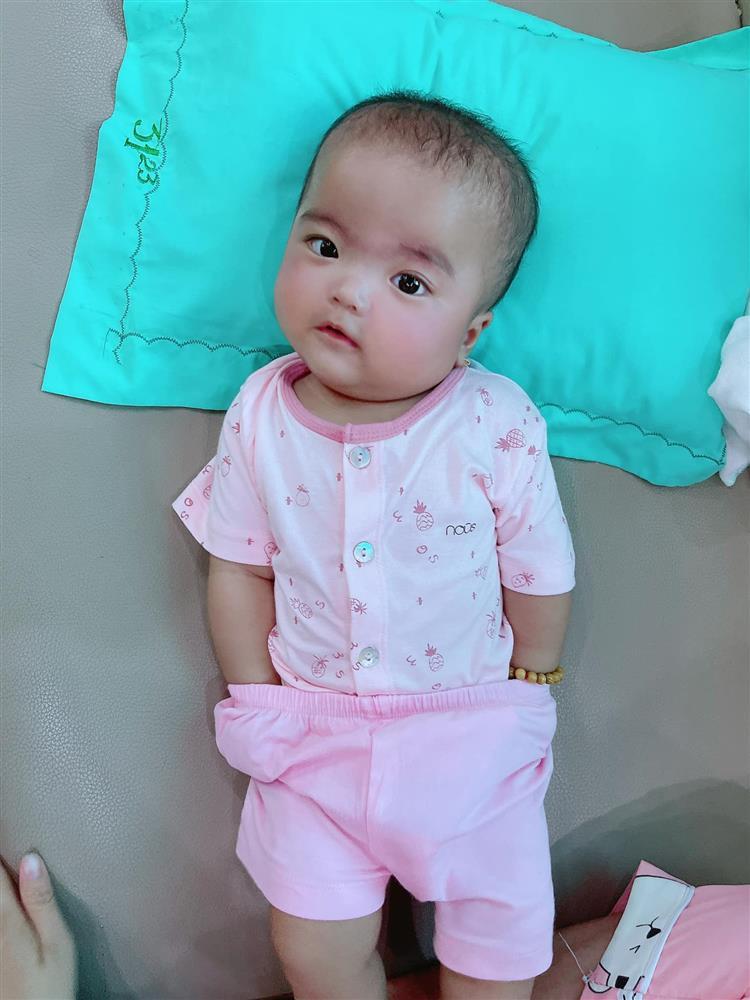 Bị mẹ phạt, con gái Mạc Văn Khoa gây cười với gương mặt ngây thơ vô số tội-3