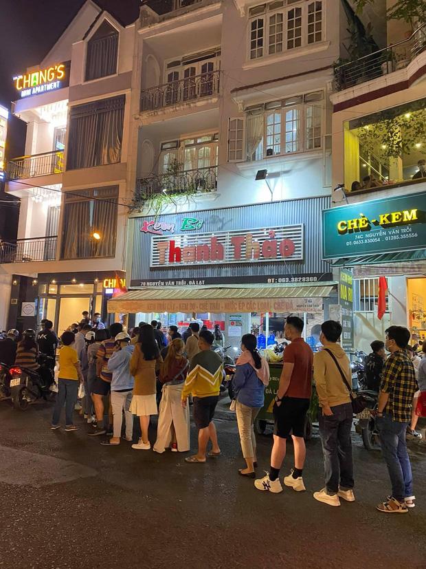 Bi kịch du lịch Đà Lạt mùa nghỉ lễ: Tụt huyết áp vì xếp hàng ăn ly kem bơ!-1