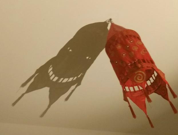 Những cái bóng phản chiếu còn muốn trêu đùa bạn thì nói gì đến tình cảm-9