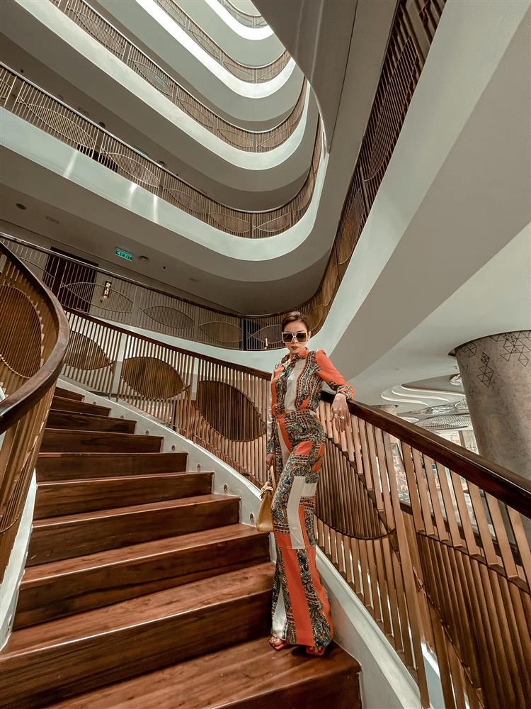 Bàn tay Lệ Quyên bị sao mà dài thượt dị dạng đáng sợ thế này?-1