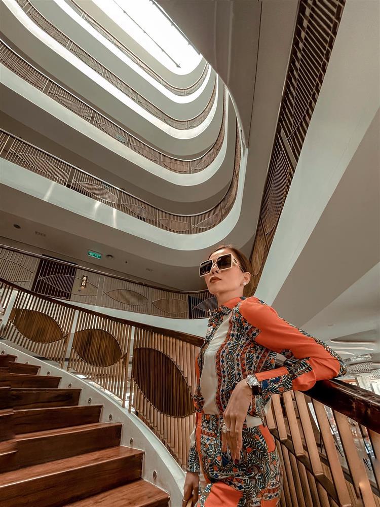 Bàn tay Lệ Quyên bị sao mà dài thượt dị dạng đáng sợ thế này?-3