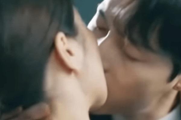 Song Joong Ki gây bão với nụ hôn trong tập cuối Vincenzo