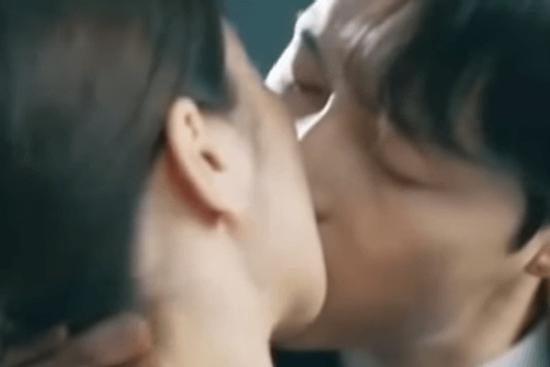 Song Joong Ki hôn người yêu nhưng vẫn gây ức chế trong tập cuối 'Vincenzo'