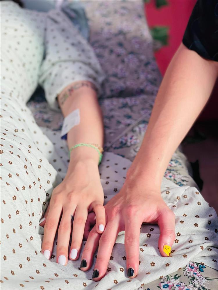 Karik đăng ảnh nắm tay cô gái giấu mặt, cư dân mạng lùng ngay ra Miu Lê?-1