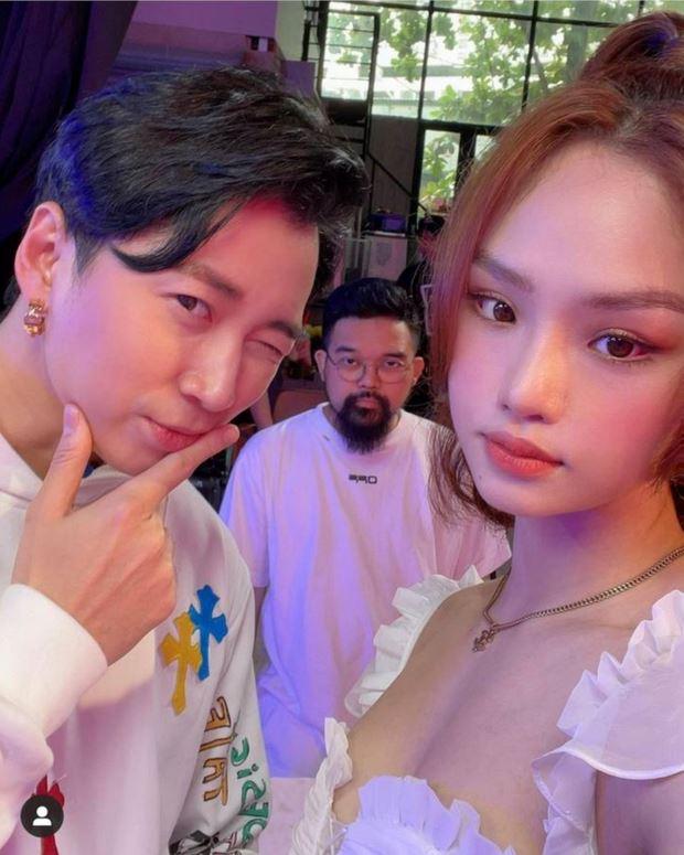 Karik đăng ảnh nắm tay cô gái giấu mặt, cư dân mạng lùng ngay ra Miu Lê?-5