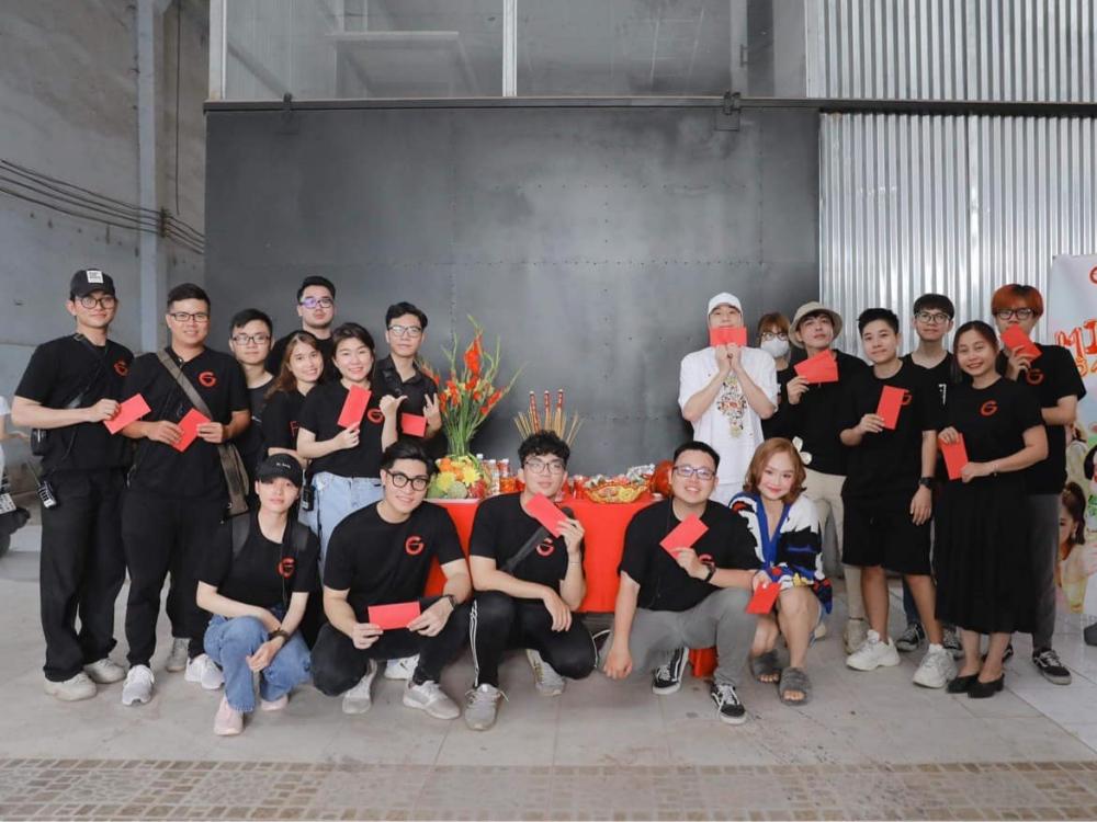 Karik đăng ảnh nắm tay cô gái giấu mặt, cư dân mạng lùng ngay ra Miu Lê?-6