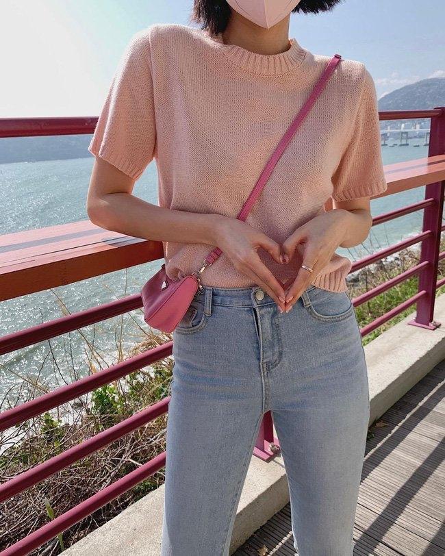 Áo len tăm màu hồng rất hợp mix với quần skinny jeans để cho bạn vẻ ngoài sexy, khỏe khoắn lại xinh tươi như một viên kẹo ngọt.