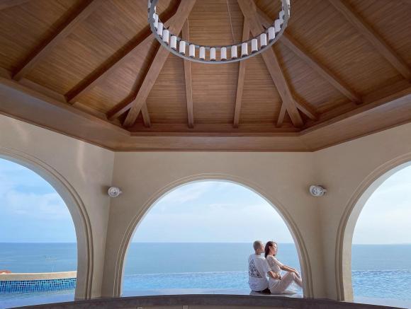 Đưa con đi chơi, vợ chồng anh trai Bảo Thy tranh thủ hâm nóng tình cảm-3