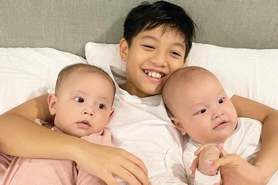 Trai cả nhà Hồ Ngọc Hà gây sốt với khoảnh khắc 1 nách 2 em