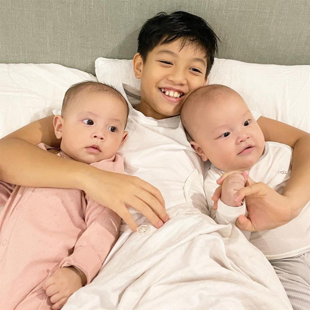 Trai cả nhà Hồ Ngọc Hà gây sốt với khoảnh khắc 1 nách 2 em-1