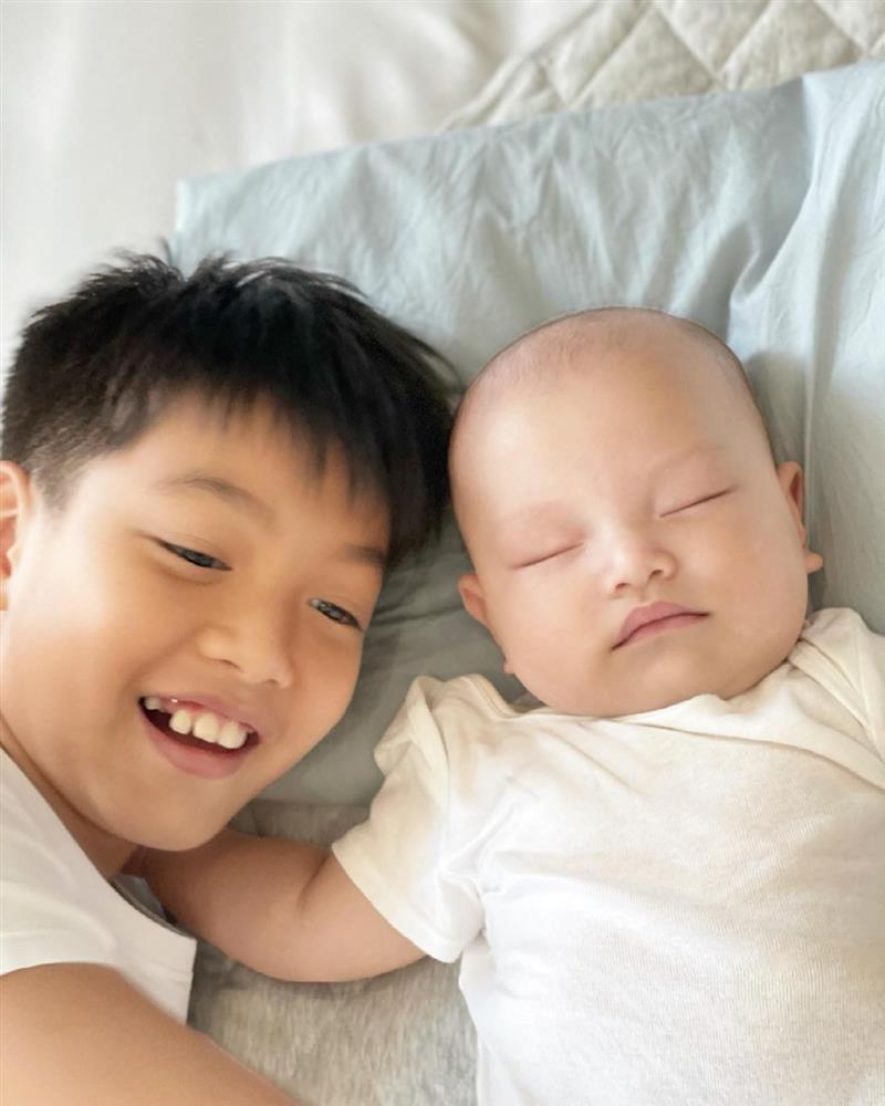 Trai cả nhà Hồ Ngọc Hà gây sốt với khoảnh khắc 1 nách 2 em-7